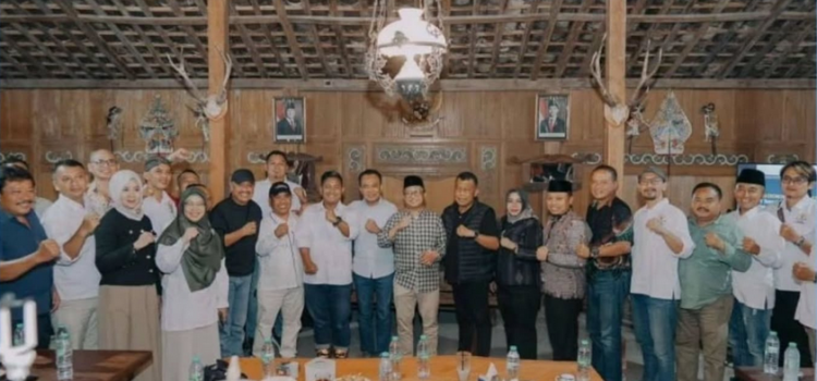 Koordinasi antara kamar dagang dan industri (KADIN) ponorogo dengan pemerintah pusat dan pemerintah daerah.