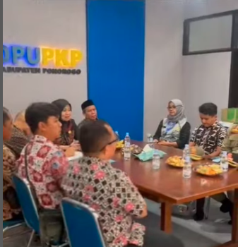 Tim Gugus Tugas Penertiban Perizinan OPD di lingkungan pemerintah Kabupaten Ponorogo menertibkan Fiber Optik di wilayah Kabupaten Ponorogo
