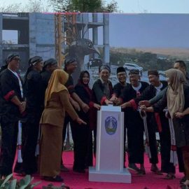 Pemasangan Panel Kepala Merak di Monumen Reog Ponorogo