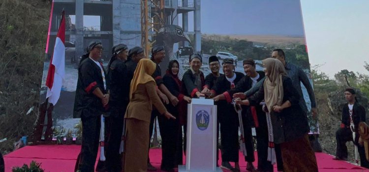 Pemasangan Panel Kepala Merak di Monumen Reog Ponorogo
